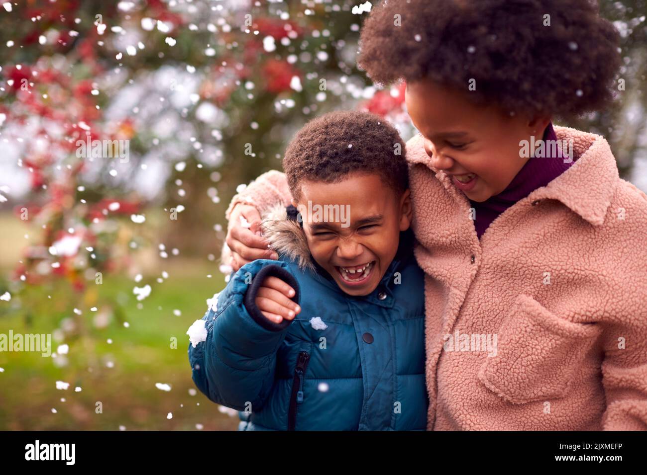 Due bambini possono passeggiare in autunno o in inverno nella campagna nella neve Foto Stock