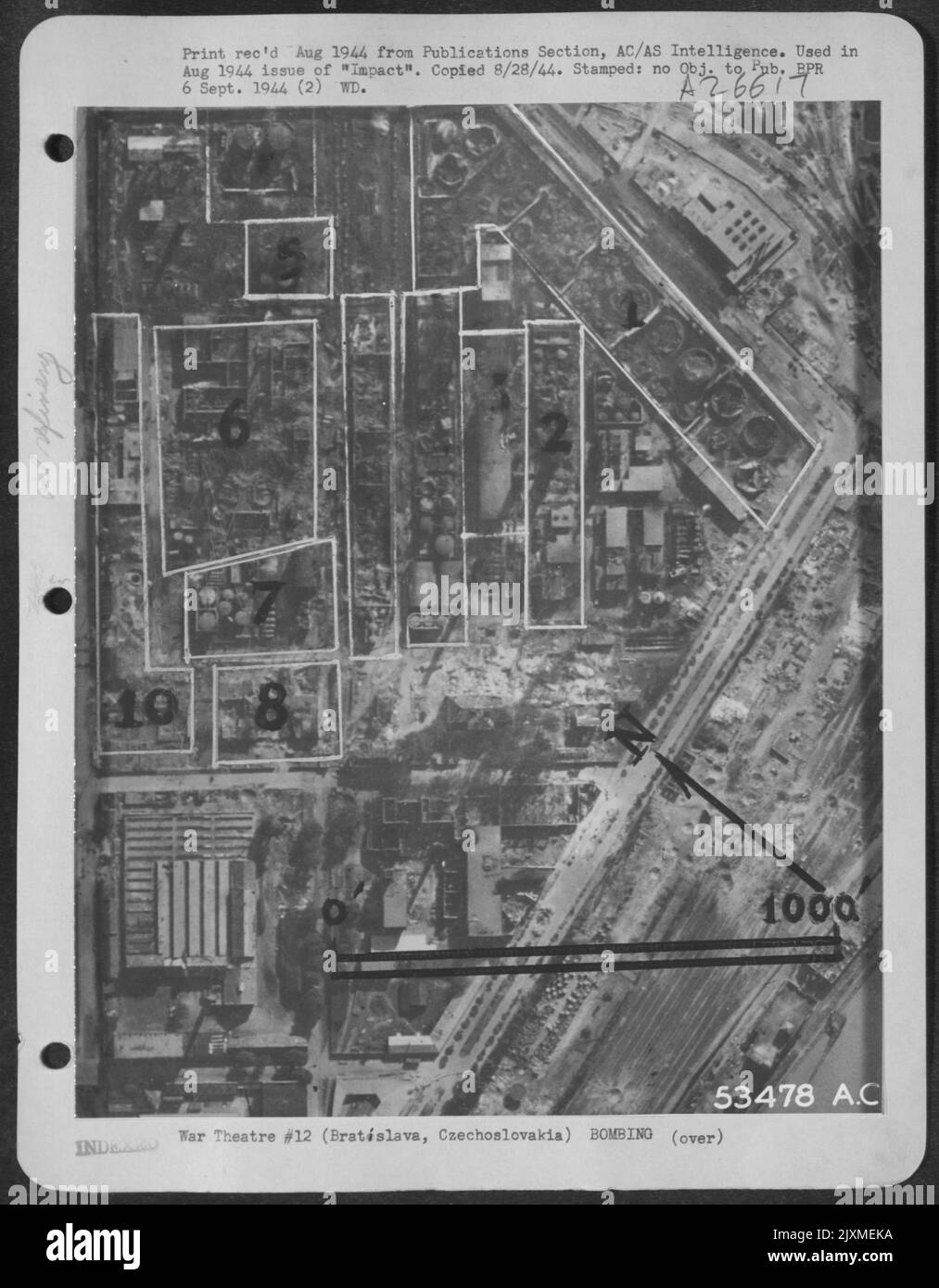 Raffineria Cecoslovacchia-Bratislava dopo il 16 giugno 1944 attacco di 15 AF. I risultati includono 17 serbatoi di carburante distrutti (1), unità di distillazione (2), caldaia (3), serbatoi riceventi (4), unità di trattamento (5), unità di rettifica (7) e cinque edifici (10) Foto Stock