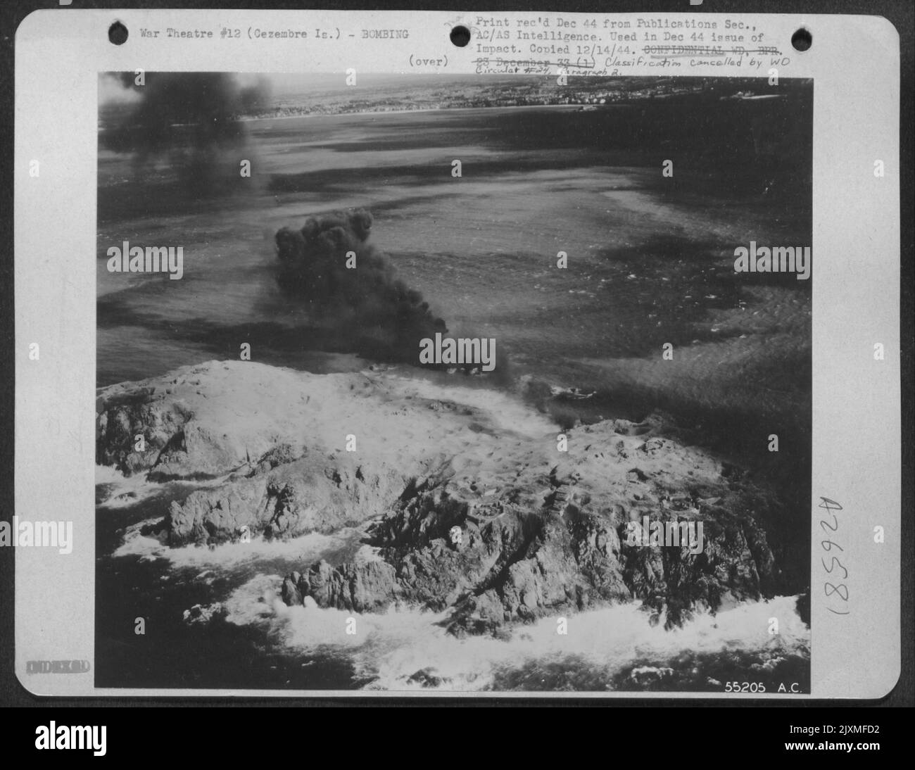 Ancora fumando da un attacco di napalm, è l'isola coperta dal cratere di Cezembre, che si trova a tre miglia da Dinard, Francia. Foto Stock