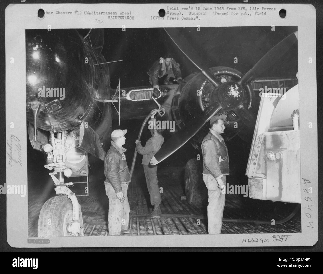 Una Northrop P-61 'vedova Nera' ritorna da Una missione notturna, e la sua squadra di terra va a lavorare immediatamente. Lo Squadrone da combattimento notturno 414Th ora utilizza le eleganti e letali navi. Questo gruppo di veterani ha combattuto in Inghilterra, Africa, Sardegna e Italia. IT H Foto Stock