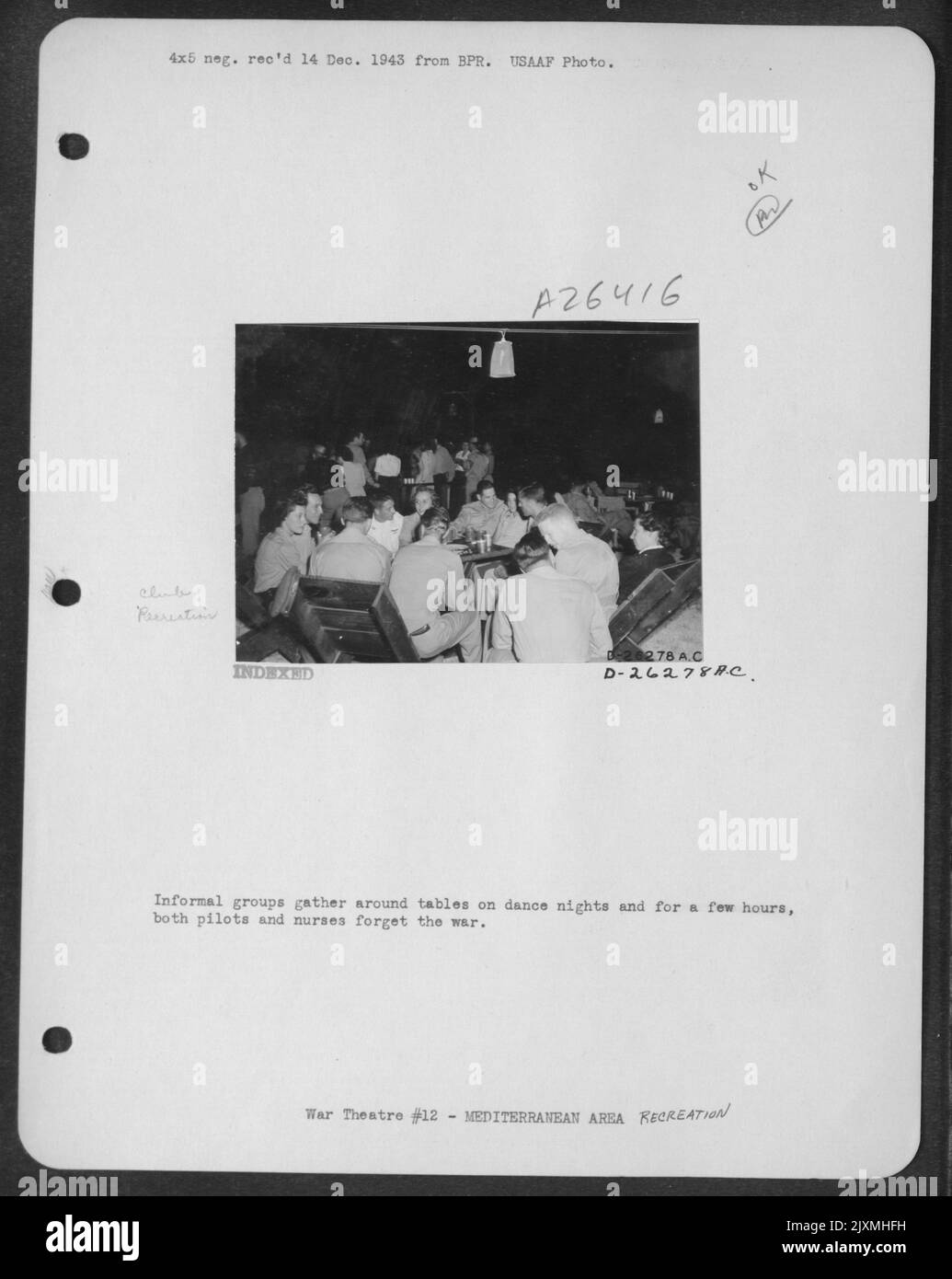 Gruppi informali si riuniscono intorno ai tavoli nelle serate di ballo e per alcune ore, sia piloti che infermieri dimenticano la guerra. Foto Stock