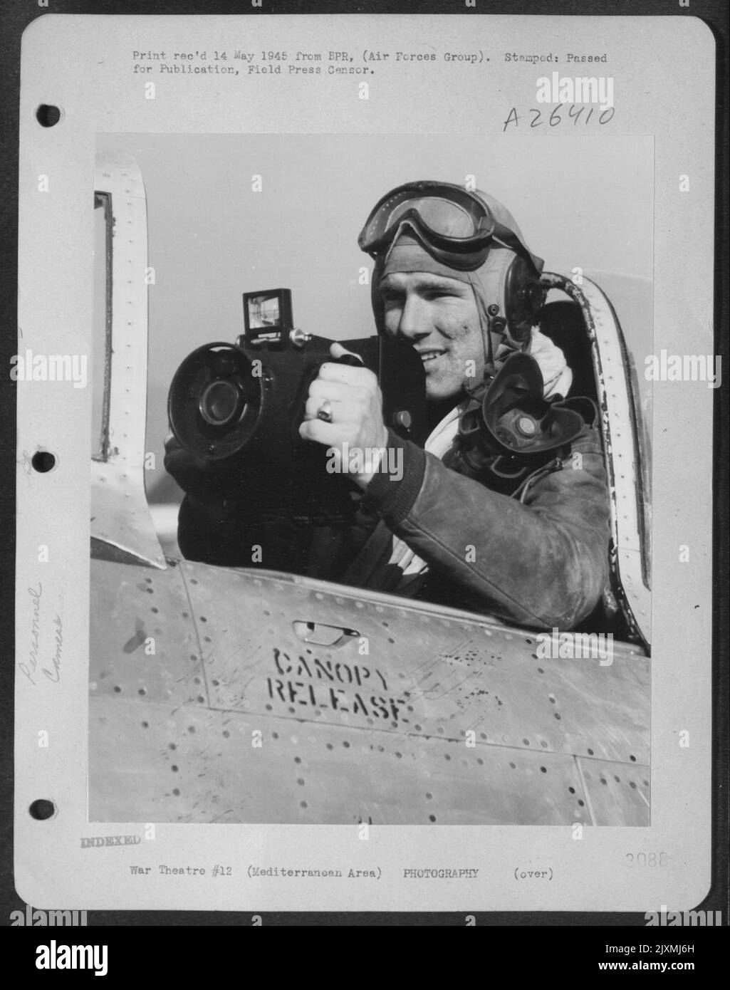 Il capitano Arthur F. Schramm, del 1402 E. Stayton St., Victoria, Texas, che ha guardato attraverso la vista della pistola sulla sua Repubblica P-47 Thunderbolt durante numerose missioni con il 12th AF su Italia l'anno scorso, ora registra un po 'di guerra avvistando Foto Stock