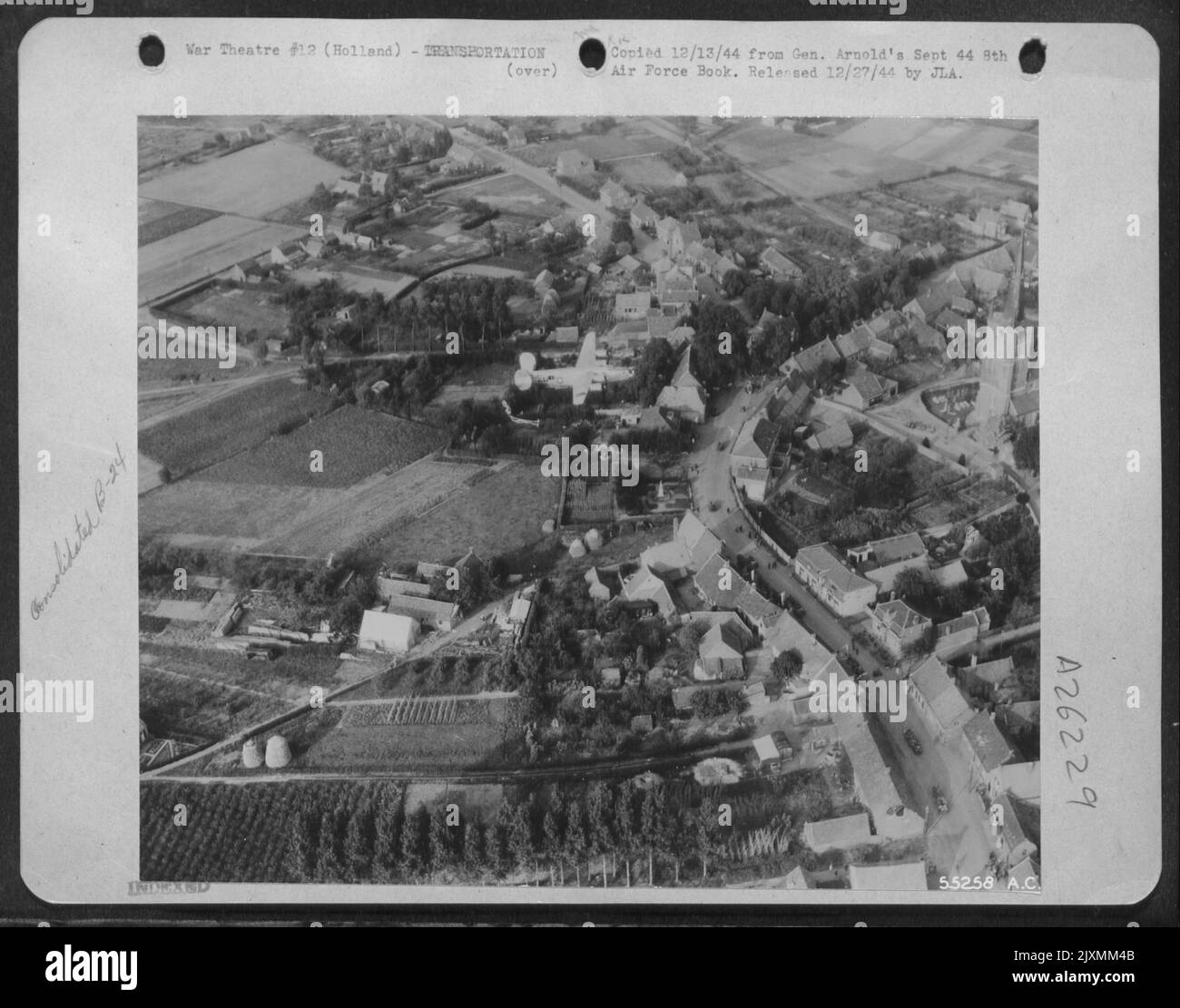 Jeep con rimorchi che trasportano le truppe aeree sono visti nella città olandese. Olanda. 18 settembre 44. Foto Stock