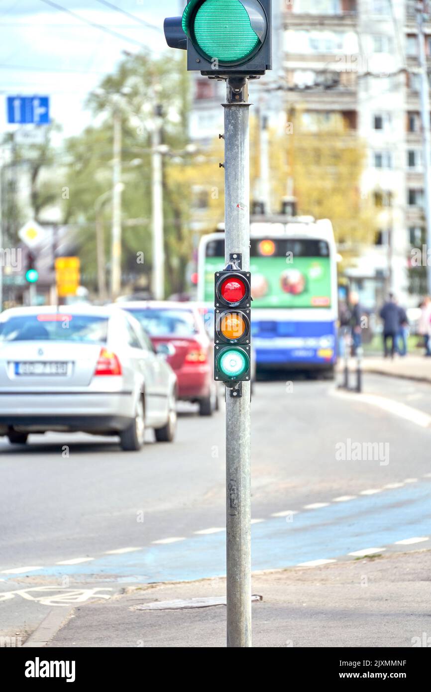 Riga, Lettonia - 13 maggio 2022: Semaforo di piccole dimensioni con semaforo verde sullo sfondo del traffico cittadino. Foto Stock