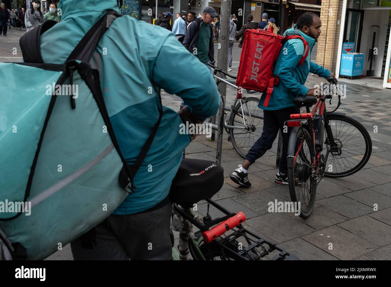 Fast food consegna ciclisti nelle strade della città, a Glasgow, Scozia, 7 settembre 2022. Foto Stock