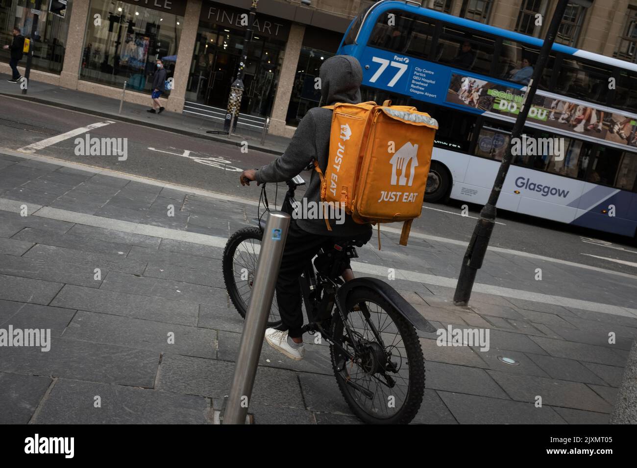 Fast food consegna ciclisti nelle strade della città, a Glasgow, Scozia, 7 settembre 2022. Foto Stock
