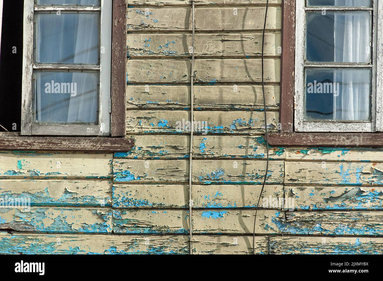 Antico sfondo di una casa rustica con finestre su entrambi i lati Foto Stock
