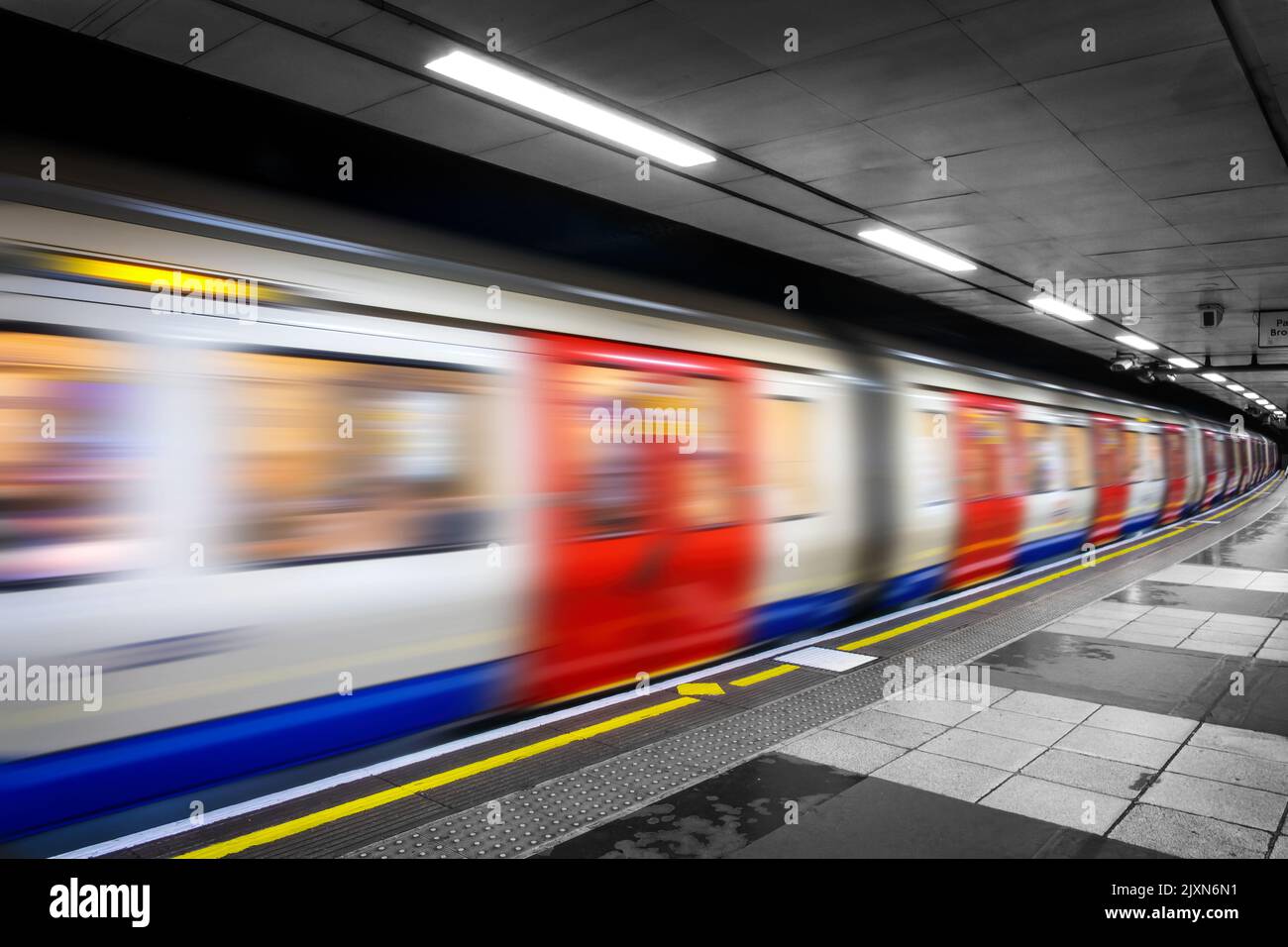Treno della metropolitana in movimento in una stazione della metropolitana undergroud, Londra Foto Stock