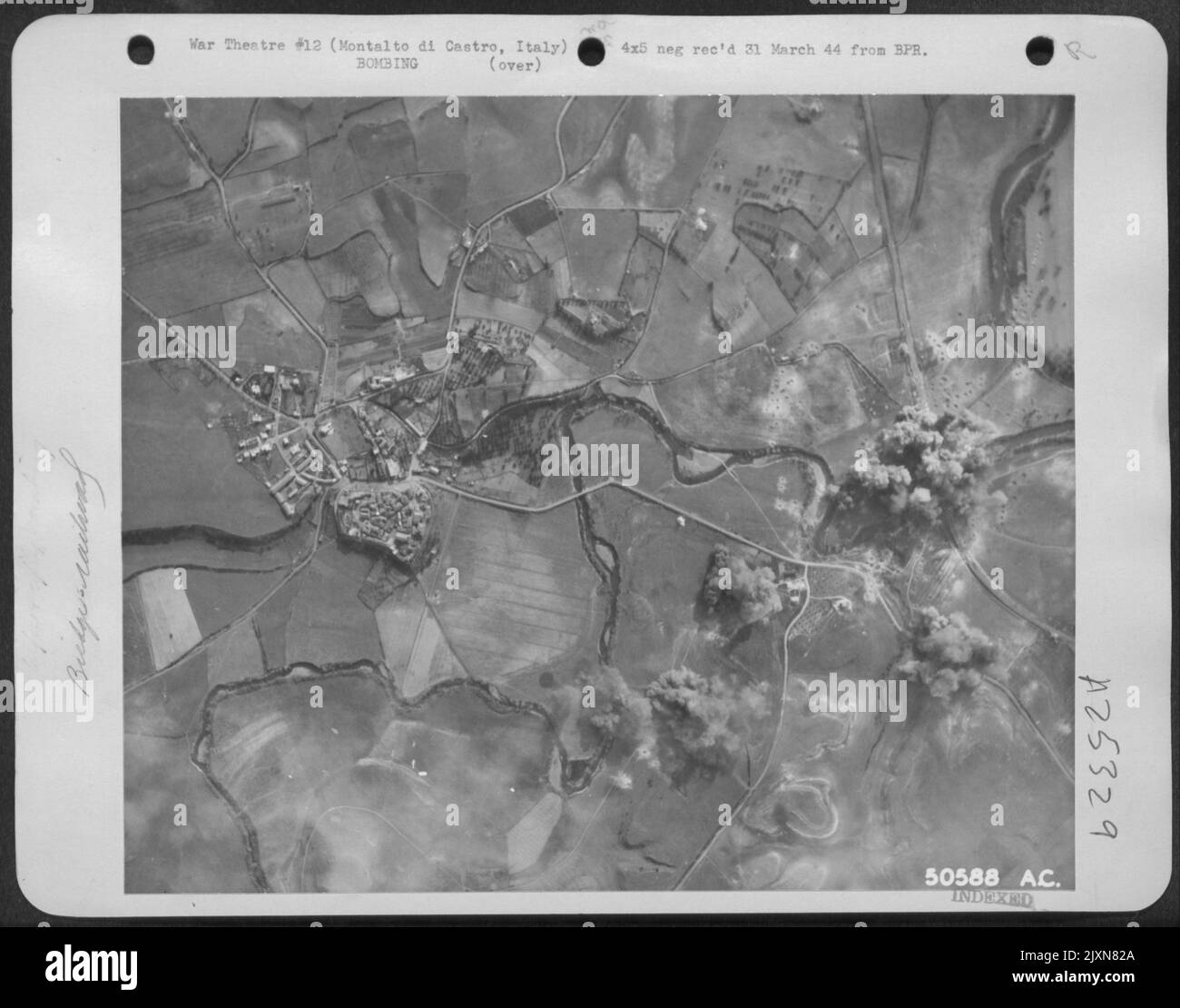 AAF B-26 Marauders del 12th AF effettua un attacco di bomba di precisione sull'importante ponte ferroviario di Montalto di Castro, sulla principale ferrovia costiera Firenze-Roma. Qui, il ponte che aveva servito per portare rinforzi e forniture al Gen. Foto Stock