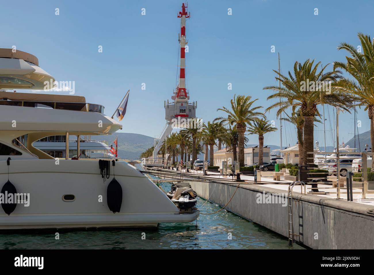Super yacht ormeggiati nel porto di Porto Montenegro sotto il sole Foto Stock