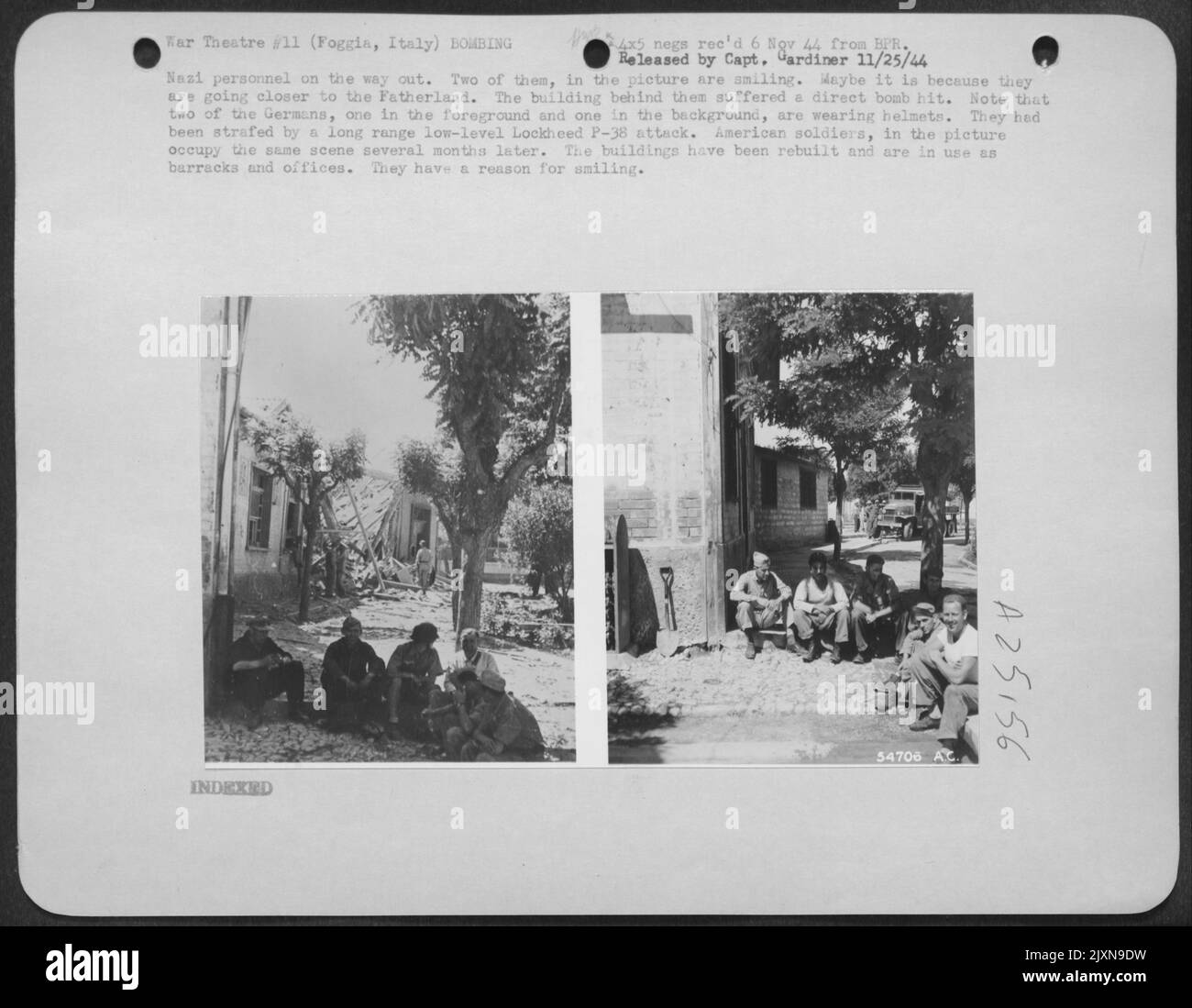 Personale nazista sulla via d'uscita. Due di loro, nella foto, sorridono. Forse è perché si avvicinano alla Patria. L'edificio dietro di loro ha subito un colpo diretto bomba. Si noti che due tedeschi, uno in primo piano e uno in Foto Stock