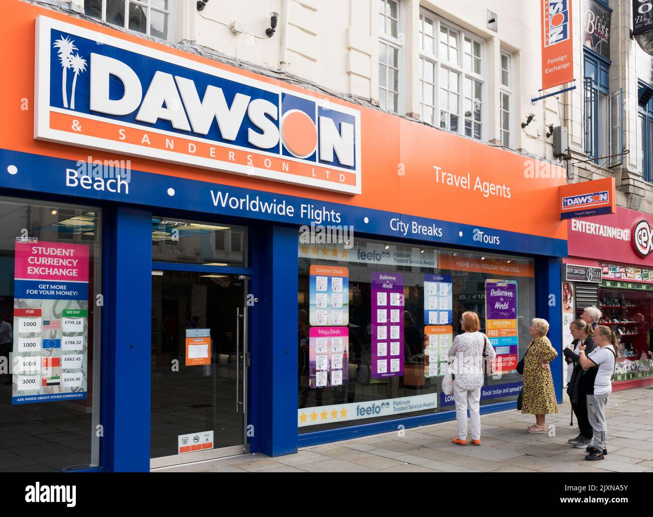 Persone che guardano nella finestra di Dawson e Sanderson, agenti di viaggio, su Northumberland Street, Newcastle upon Tyne, Inghilterra, REGNO UNITO Foto Stock