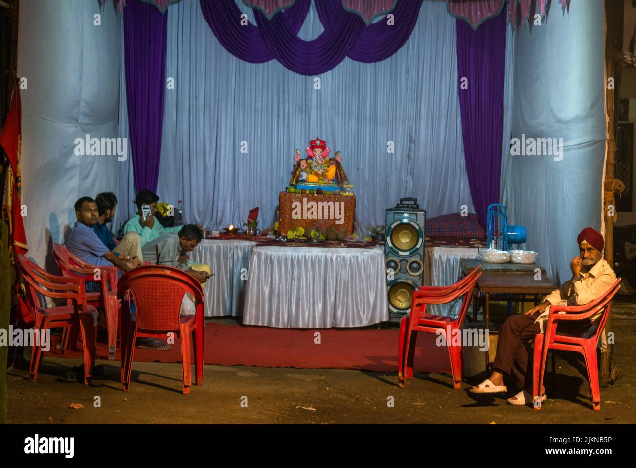 Un bellissimo idolo del Signore Ganesha che viene adorato in un mandal a Mumbai per l'auspicious festival indiano di Ganesh Chaturthi Foto Stock