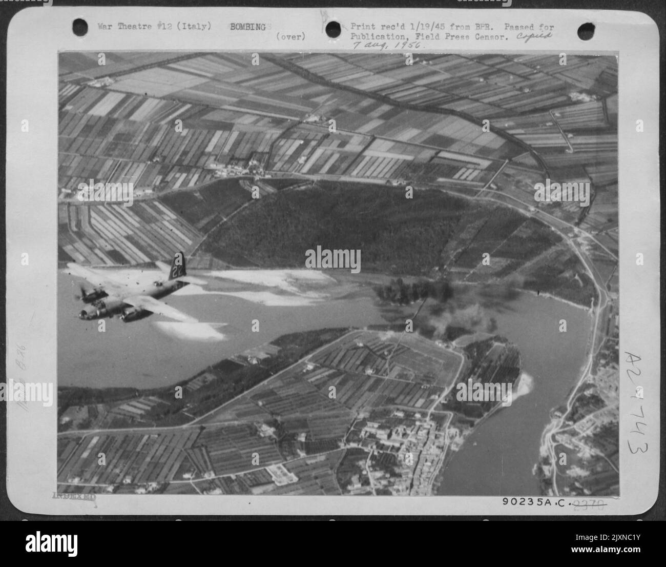 Questo è l'attacco - Un Lone Martin B-26 Marauder si allontana dal Ponte di Ostiglia Target come fumo sorge da Una serie di bombe a piedi attraverso l'ultimo link di Enemy sul po fiume tra la Germania e le Front Lines nel Nord Italia. I tedeschi H Foto Stock