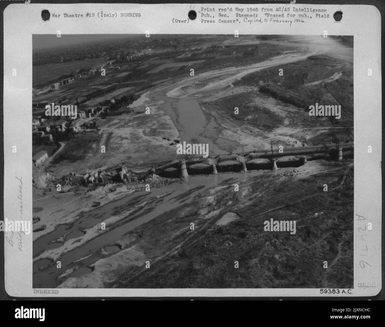 Uno dei ponti che da Bologna portava alla Pianura Padana fu bombardato da 12th aerei AF, e il resto demolito dai tedeschi durante il loro ritiro. Italia. Foto Stock