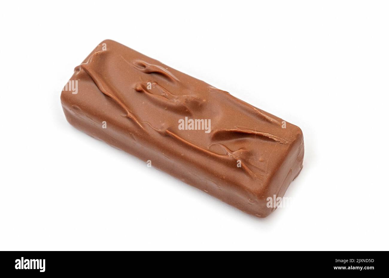 Barretta di cioccolato al latte intera lunga isolata su bianco Foto Stock