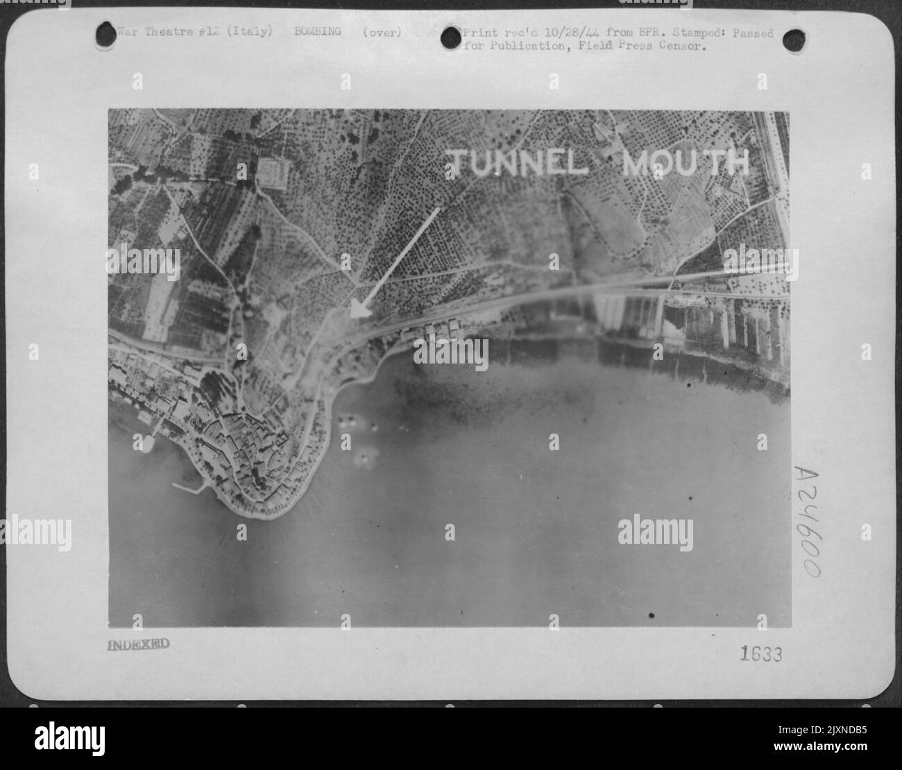 Un'ottima concentrazione di bombe copre l'ingresso al Tunnel di Passignano, in Italia, attaccato dal Nord America B-25 Mitchells della prima Air Force tattica il 16 maggio 1944. Bombe che cadono su entrambe le estremità del tunnel ferroviario, sulla riva nord di Lak Foto Stock