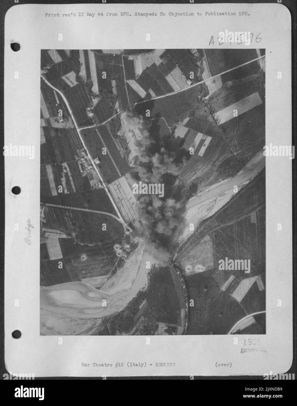 Dopo che i ponti ferroviari furono ben tagliati in Medio Italia, i Medium Bombers dell'Aeronautica militare tattica andarono dopo i ponti stradali, perché quando gli Hun furono negati l'uso dei treni di fornitura, si rivolse al trasporto a motore. Qui, il Nord America B-25S hanno fatto saltare il Foto Stock