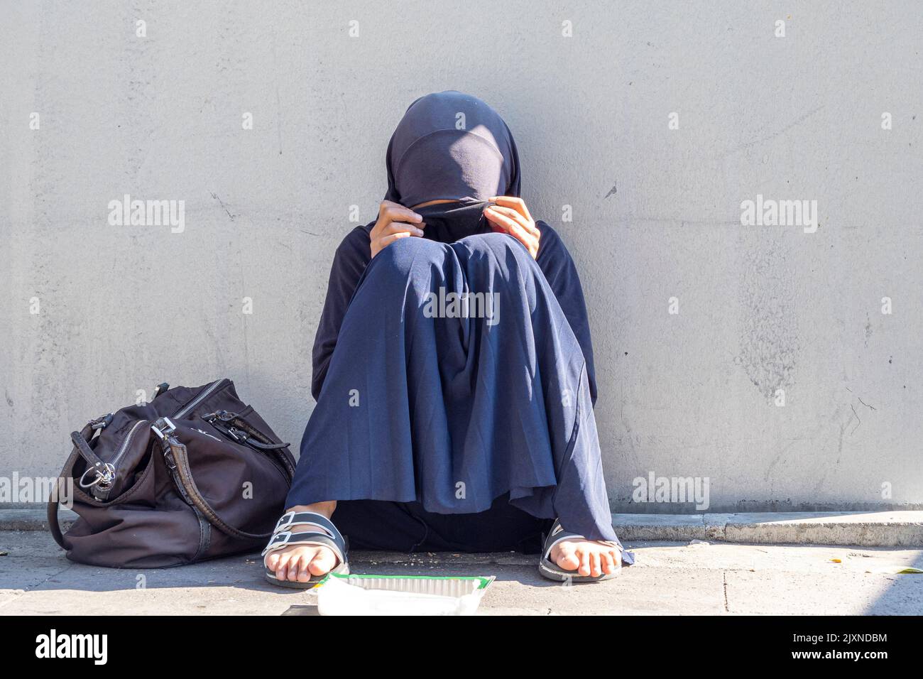 ISTANBUL - OTT 22: Ragazza musulmana, donna seduta in una strada della città. Donna musulmana con faccia chiusa che chiede elemosina a Istanbul, ottobre 22. 2021 poll Foto Stock