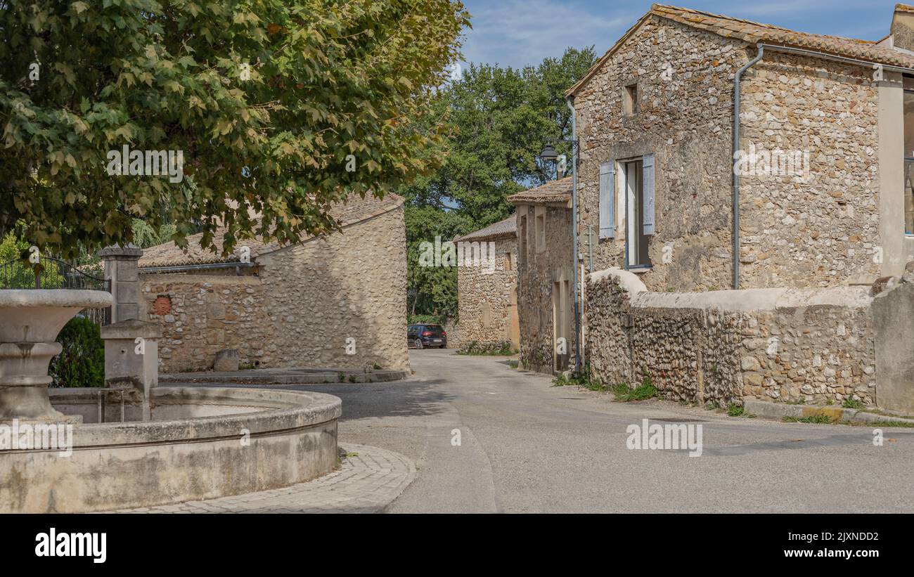 Vista di un piccolo villaggio nella regione meridionale del Gard in Francia Foto Stock