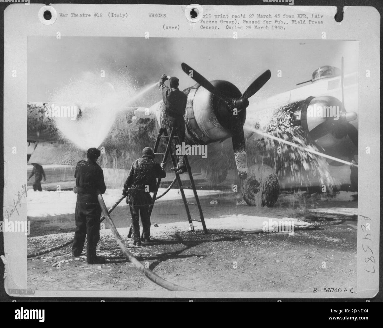 Italia - la schiuma antincendio copre l'ala fumante di Un Boeing 15th dell'aeronautica militare B-17 'Flying Fortress' come Vigili del fuoco del comando di servizio aereo salvare l'aereo per ulteriori azioni contro l'nemico. Il fuoco di origine Unkown si è verificato come l'aereo Foto Stock