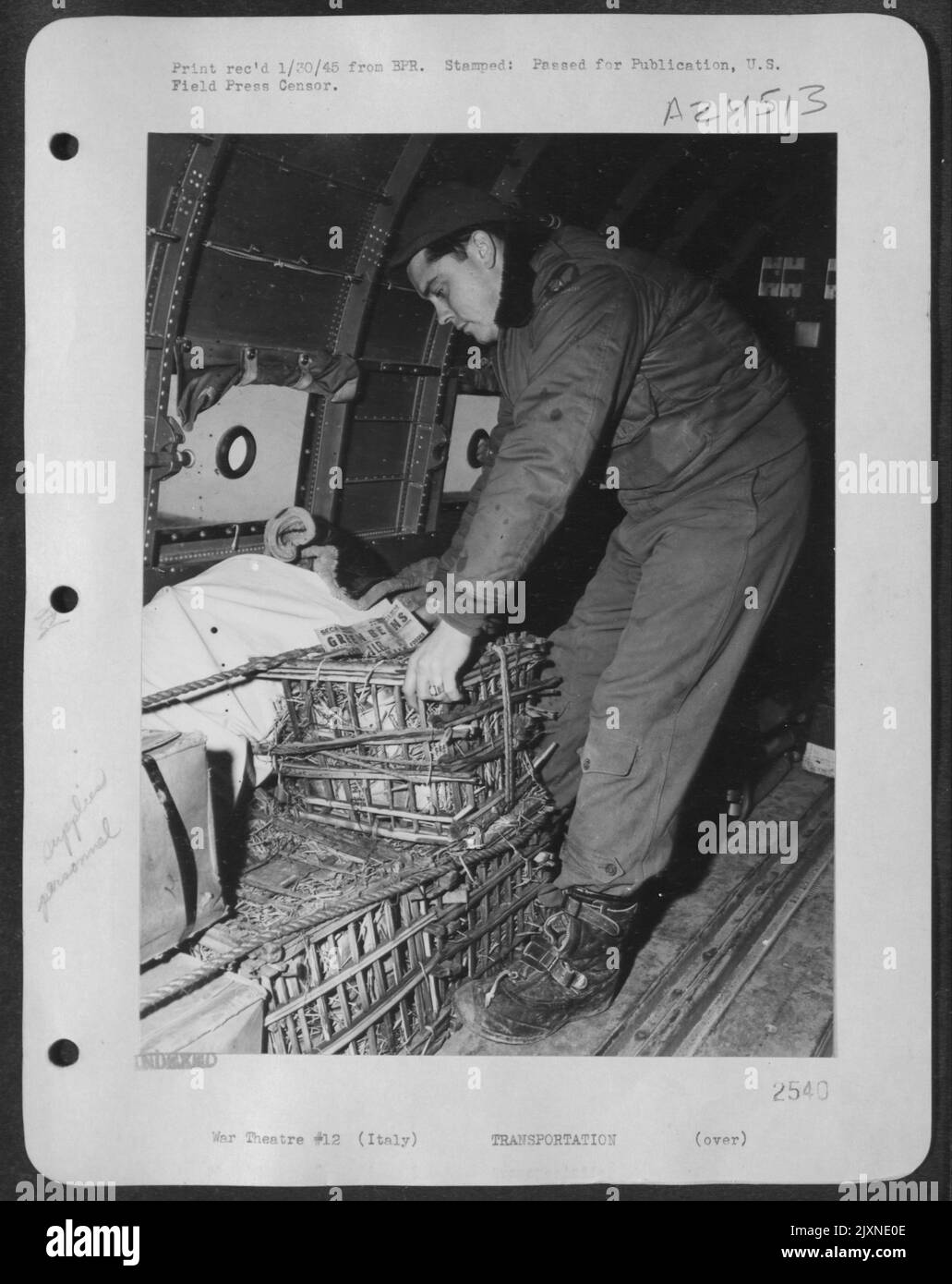 S/Sgt. Richard A. Larsen, Escanabae, Michigan., Crew Capo di uno dei piani di evacuazione, carichi su cibo e abbigliamento. Sarà dato agli iugoslavi e ai solidari alleati. La Air Crew Rescue Unit rilascia rifornimenti ai soldati alleati e alle missioni bloccate in Th Foto Stock