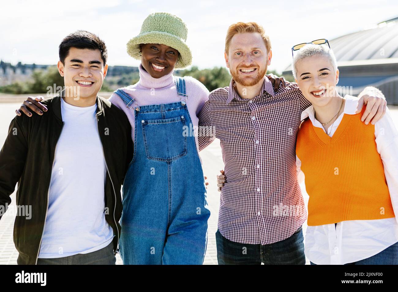 Gruppo di ritratti di giovani amici multietnici all'aperto Foto Stock