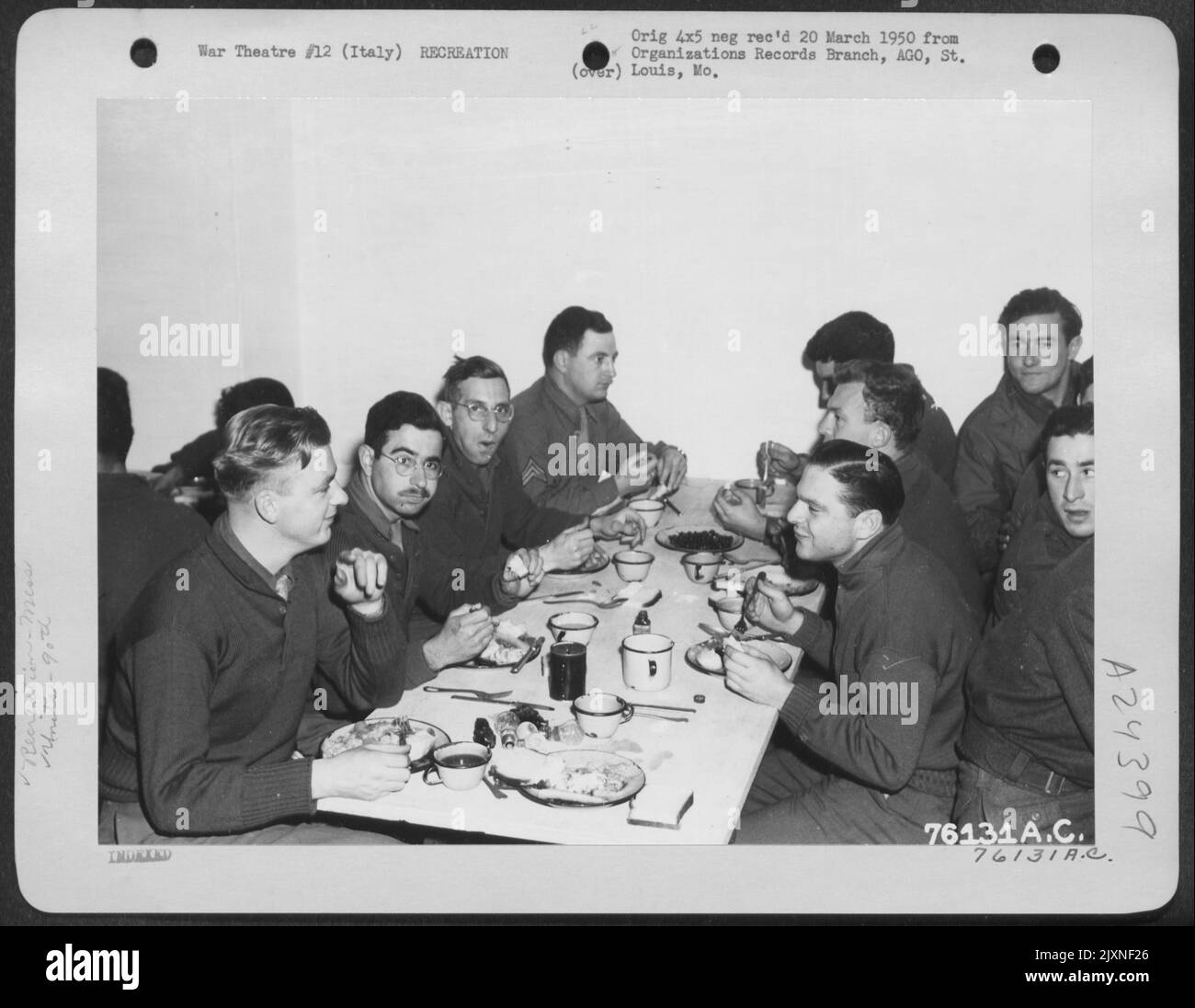 Il personale della 90th Photo Reconcn Wing 'Tuck in' la loro gustosa cena di Natale nella sala Mess Hall di un'arruolata Air base da qualche parte in Italia. Foto Stock