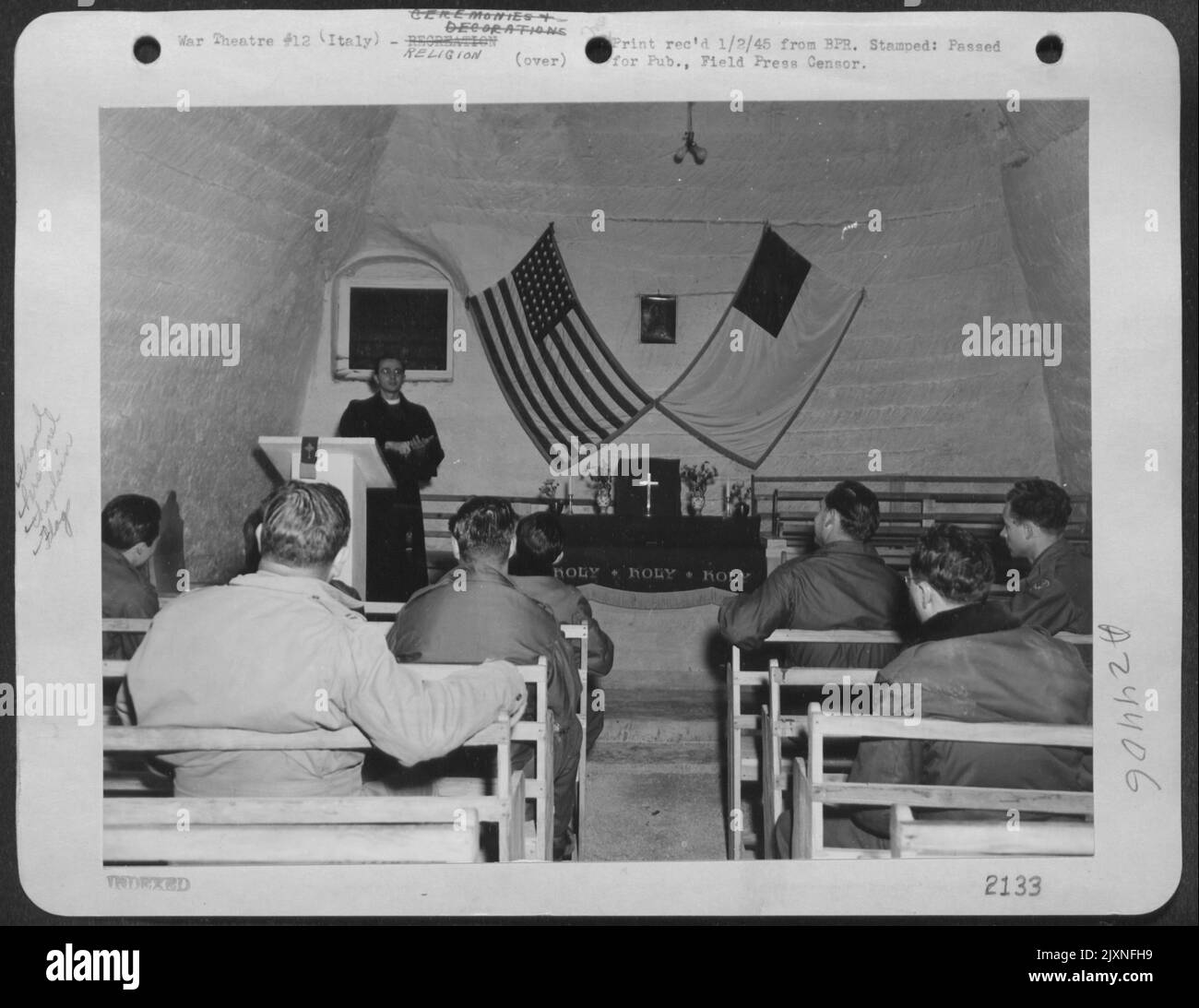 Il Capitano James C. Whitley di Indianapolis, Ind., Assistente Chaplain nella cappella del 'Rocka Fella Center' officia ad Un servizio di metà settimana. I servizi in ogni Denominazione sono condotti nella Cappella. Italia. Foto Stock
