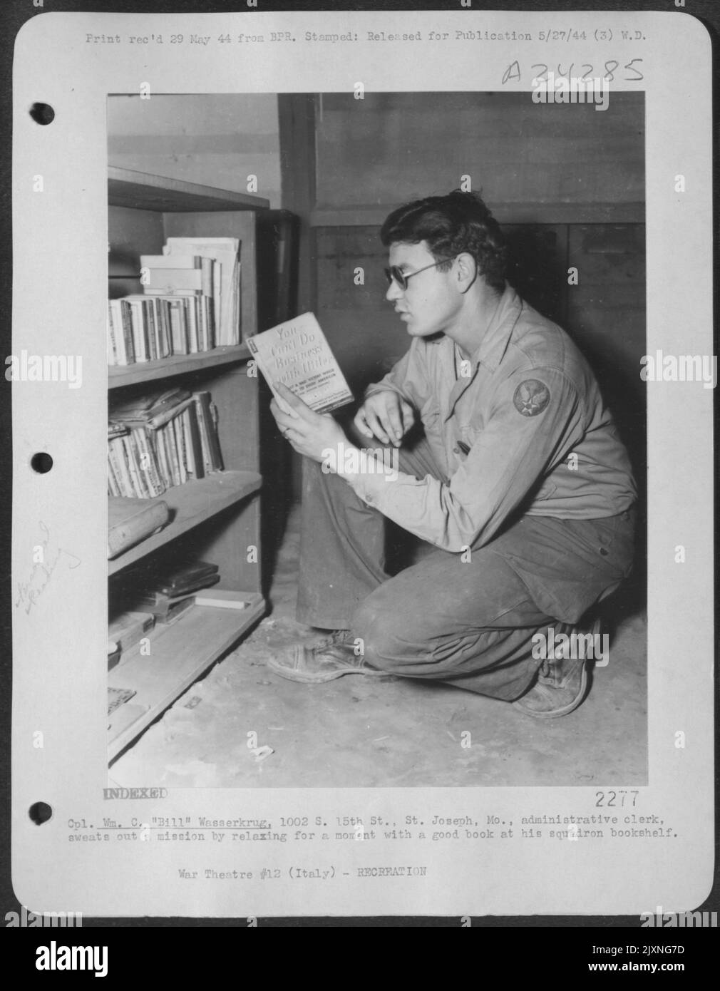 CPL. WM. C 'Bill' Wasserkrug, 1002 S. 15th Street, St. Joseph, Mo., impiegato amministrativo, Sweats out Una missione rilassandosi per Un momento con Un buon libro alla sua libreria Squadron. Foto Stock