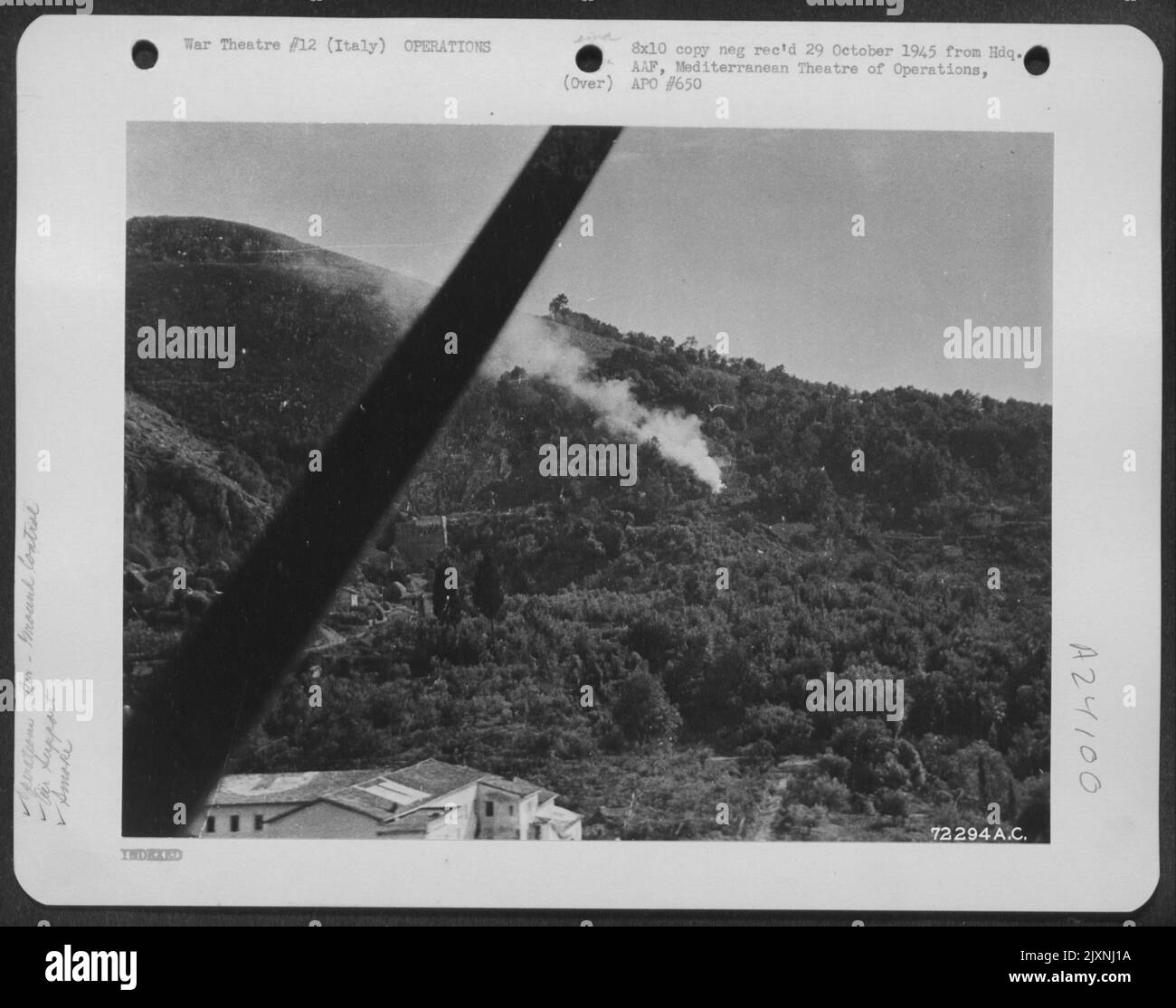 'Rover Joe' -- Un metodo tattico Gound-Air usato dalle forze aeree alleate del Mediterraneo per coordinare Fighter-Bombers e l'azione di fanteria negli approcci di montagna. "Rover Joes" (di solito ex piloti) Spot Enemy obiettivi e da radio, Relay posizioni a Maaf Foto Stock