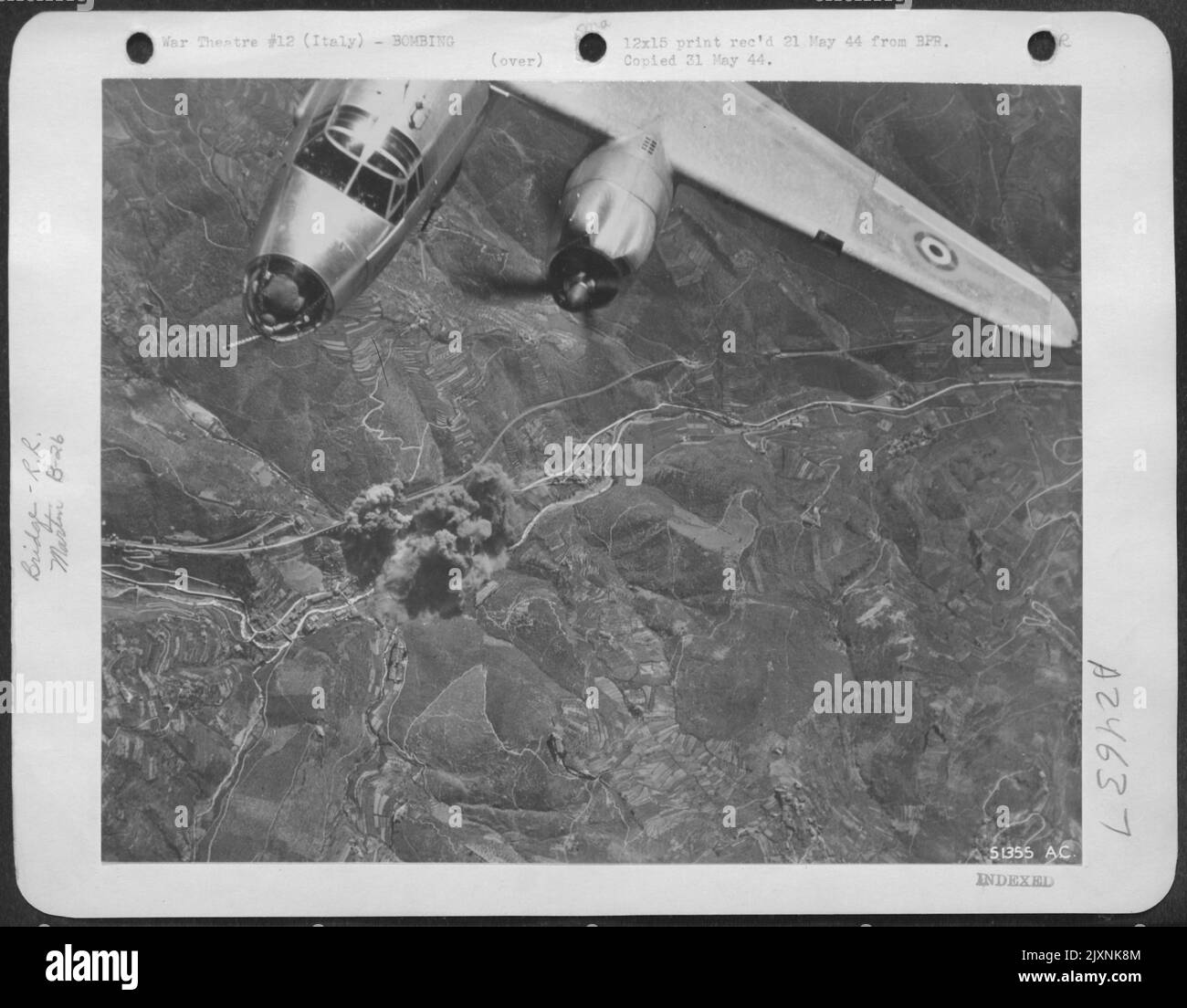 Ancora poco visibile sotto il roundel dell'aeronautica francese è la stella dell'U.S.A.F. I francesi hanno volato per mesi con le forze aeree alleate del Mediterraneo, ora sotto il comando del Lt. Gen. Ira C. Eaker. Prova positiva che altri Marauder Foto Stock