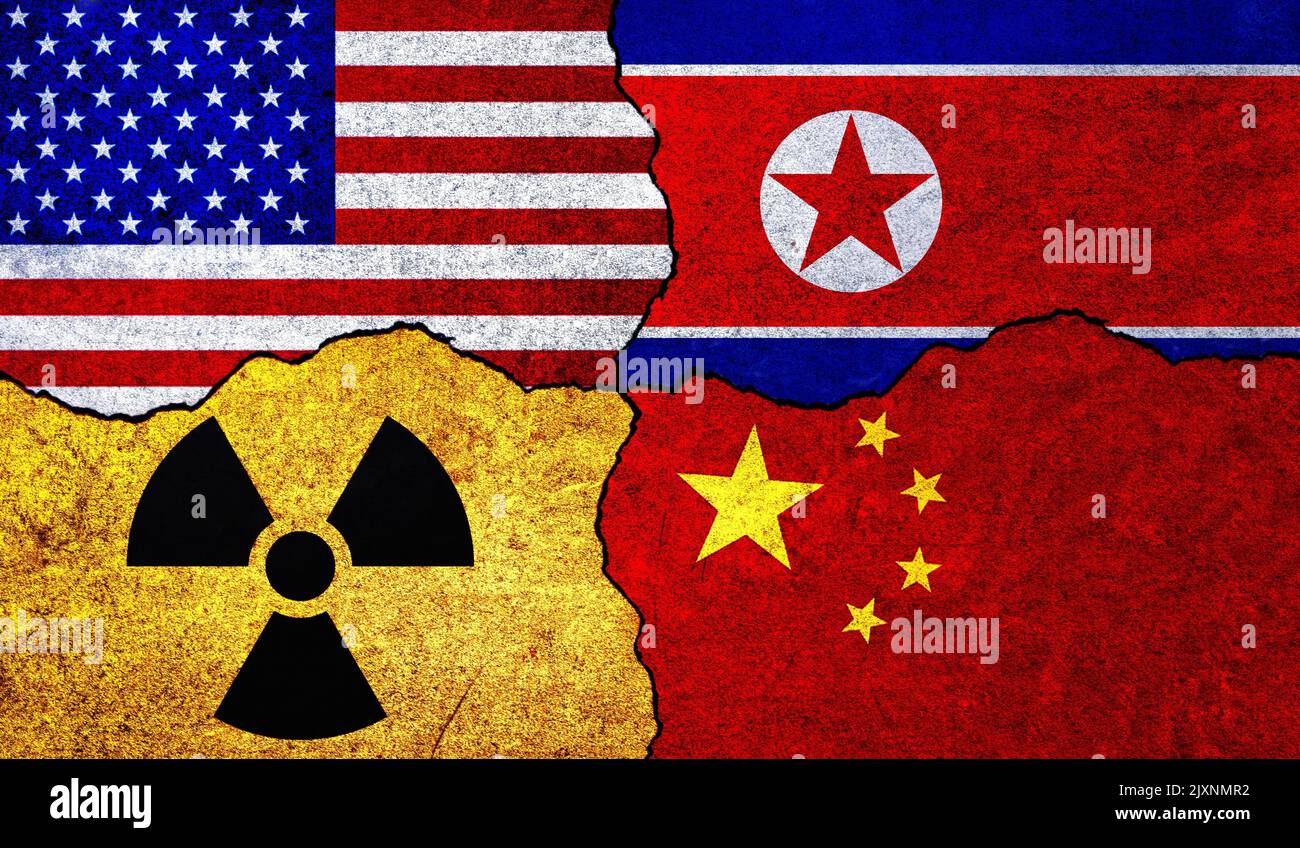 Bandiere di Stati Uniti, Corea del Nord, Cina e simbolo di radiazione su una parete. Stati Uniti d'America, Cina e Corea del Nord accordo nucleare o concetto di tensioni Foto Stock
