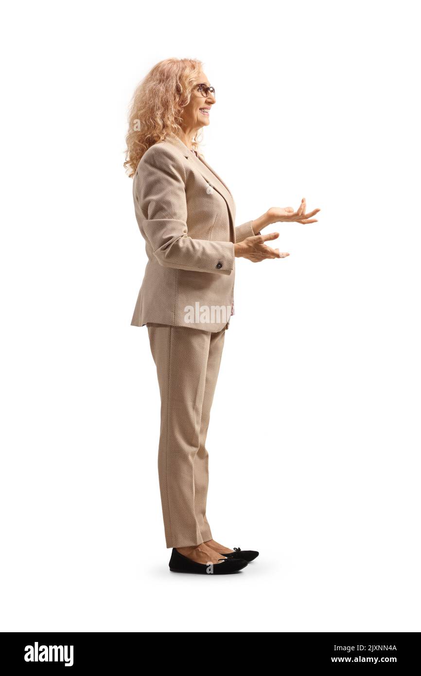 Foto a profilo completo di una donna professionista che parla isolata su sfondo bianco Foto Stock