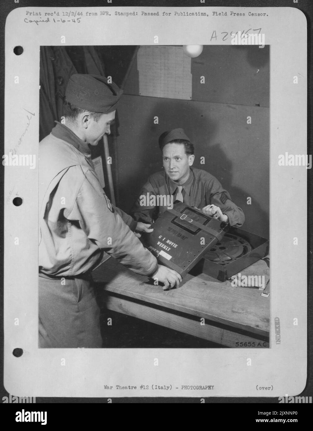 T/5 Emil Potocnik di Cleveland, Ohio, (a sinistra), prende il G.I. Film settimanale da Sgt. McMillan di Freemont, Nebraska. Il G.I. Film speciale 'Quick Service' in vari teatri è molto apprezzato dal film Going G.I.'s. Foto Stock