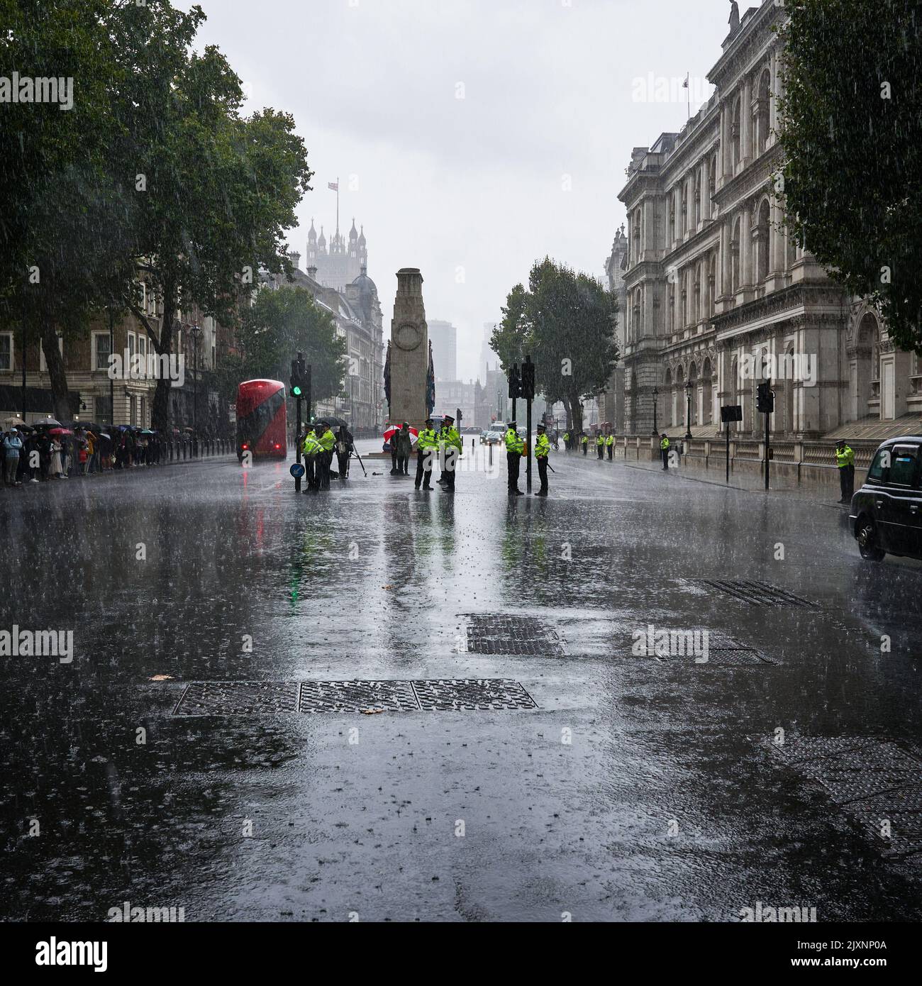 Heavy Rainfall alcuni minites prima di Liz Truss arrivo a Downing Street Foto Stock