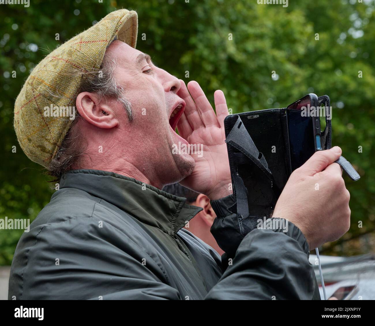 Protesta urla dopo l'arrivo del primo ministro Liz Truss al 10 Downing Street Foto Stock