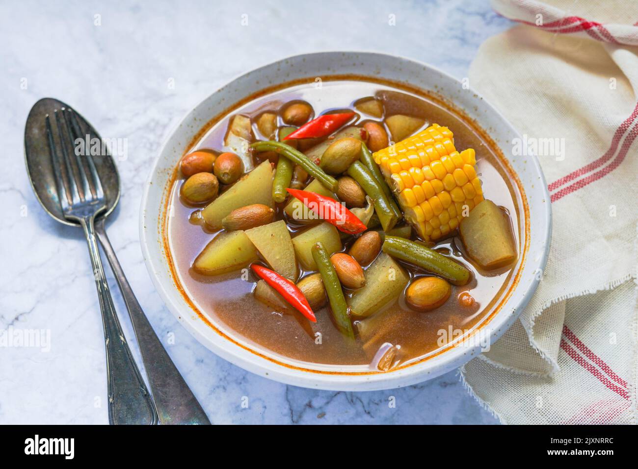 Il Sayur ASEM è un cibo tradizionale della cucina sudanese che contiene verdure in una zuppa chiara di tamarindo Foto Stock