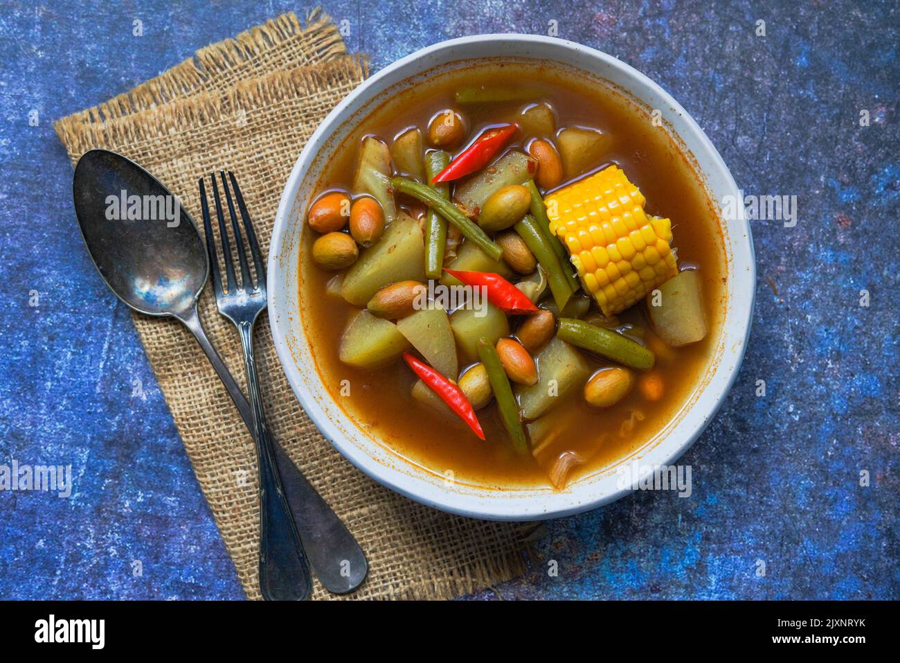 Il Sayur ASEM è un cibo tradizionale della cucina sudanese che contiene verdure in una zuppa chiara di tamarindo Foto Stock
