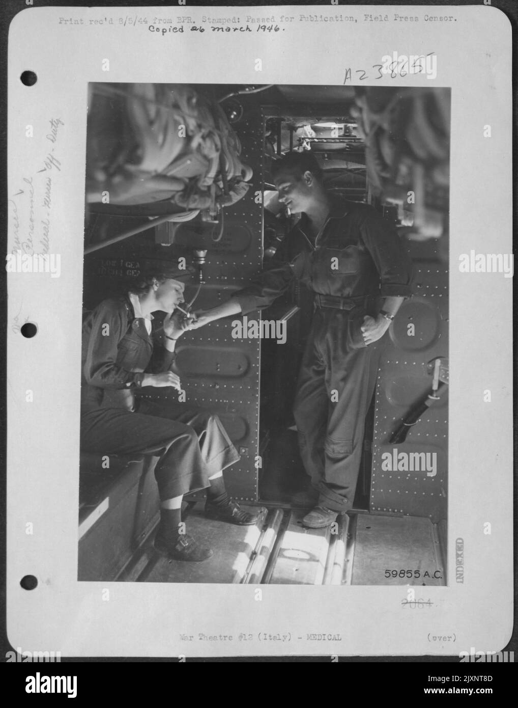 Un'infermiera di volo americana viaggia in ogni aereo per prendere cura dei feriti durante il loro volo. Mentre vola verso il campo aereo di andata per raccogliere i suoi pazienti, Leona Ldzikowski, infermiera di volo, passa il tempo fumando Una sigaretta illuminata per lei dalla FLI Foto Stock