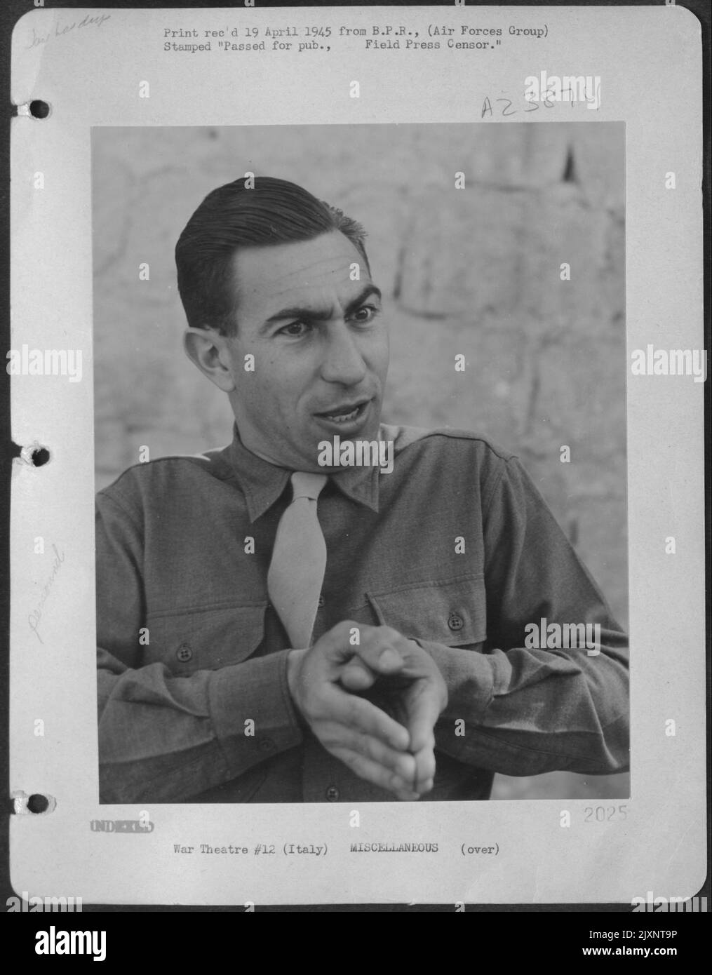 SGT. Eddie Cope di Austin, Texas, dice che tutto è necessario è due mani libere e Un Mobile Face to Converse con il talento locale d'Italia. "Può essere così?” Questo gesto è Un Dilly! Esprime la sorpresa mescolata e la credenza. Foto Stock