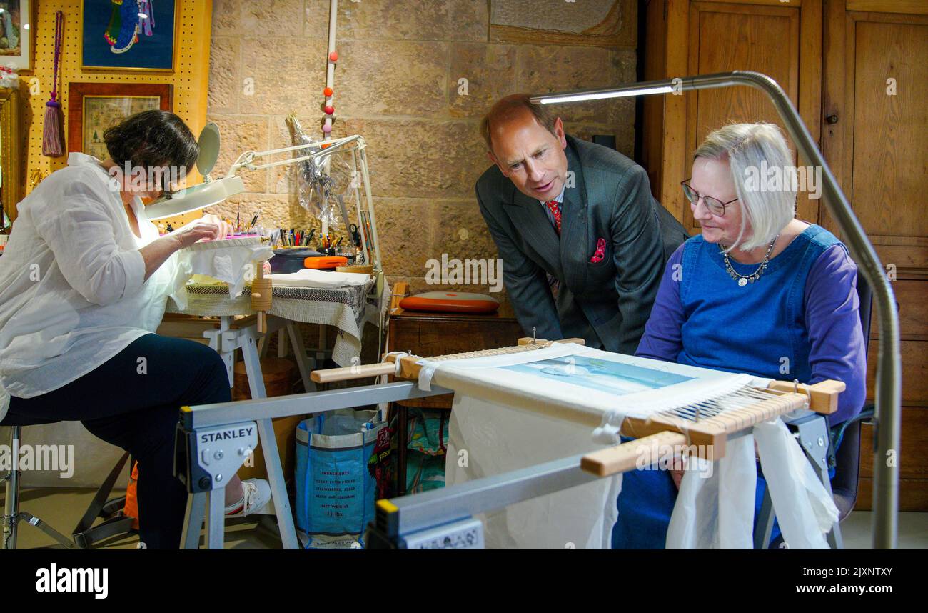 Il conte di Wessex guarda le persone che fanno una lezione di ricamo durante una visita al castello di Lancaster, Lancashire, per celebrare il Platinum Jubilee e il 20th° anniversario di Preston che viene premiato come città. Data immagine: Mercoledì 7 settembre 2022. Foto Stock