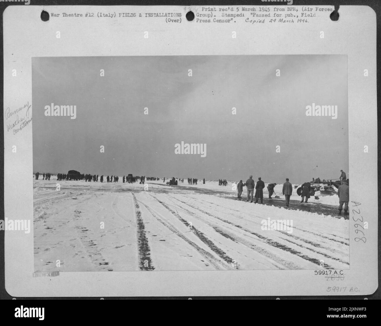 Gli ingegneri vanno a lavorare sulla pista innevata di un campo aereo alleato in Italia resa inoperativa da Un Blizzard. Gli americani, che mantengono il campo, sono stati assistiti da soldati delle Nazioni Unite. Insieme sbarazzano la pista della Providin neve Foto Stock