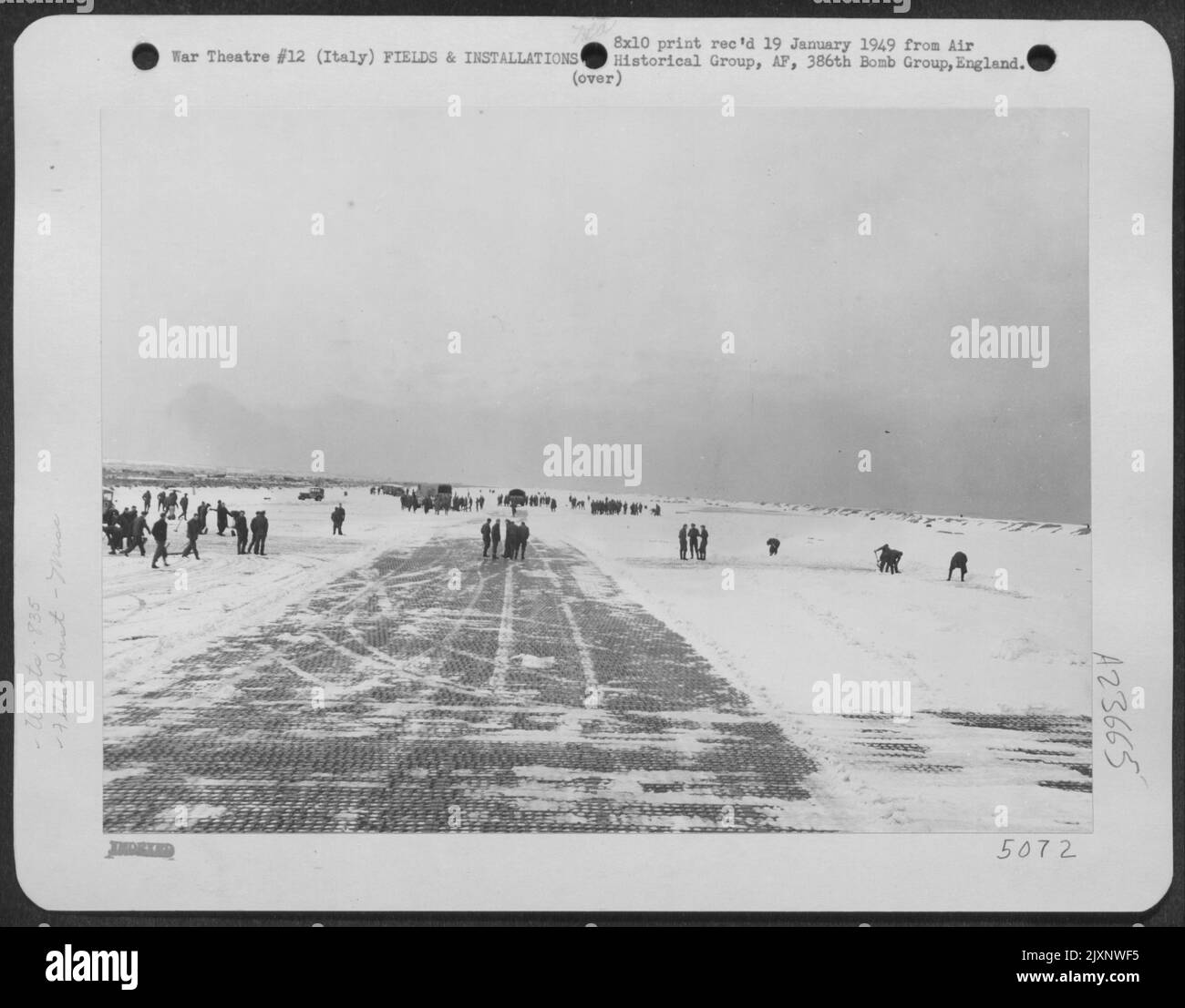 Uomini dei 835Th ingegneri dell'aviazione Battaglione al lavoro Clearing Snow from the Runway at Biferno Airfield, Italy. Dicembre 1944. Foto Stock