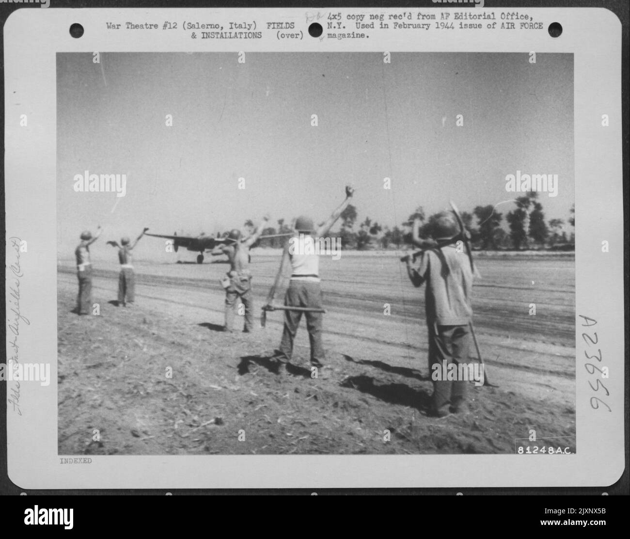 Ingegneri aeronautici al lavoro costruire Un campo di atterraggio a Salerno, Italia, Pausa brevemente a onda al pilota del primo P-38 a decollo dalla Strip. Questo campo di atterraggio è stato completato in 24 ore. Foto Stock