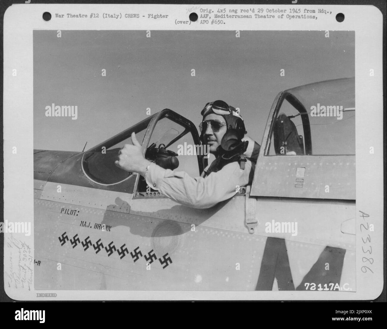 Il maggiore Sam J. Brown, Tulsa, OK, ufficiale comandante del 307Th FS, 31st FG, dà il pollice su segno prima di lui sinistra in una missione su Vienna, Austria, 13 giugno 1944, durante la quale ha sparato giù quattro Enemy Fighters. Ad oggi Major Brown ha volato 32 combattimenti mi Foto Stock