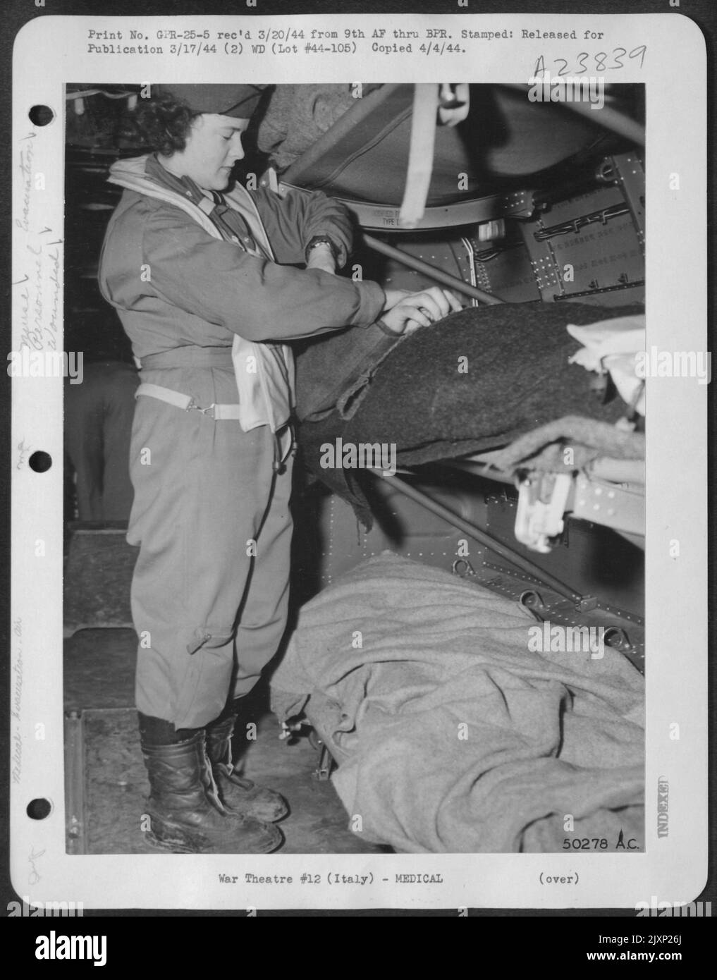 Il Lt. Lucille V. Tarney, infermiera volante di un'unità di evacuazione dell'aeronautica militare 9th MS, si è mostrato attento a un paziente soldato mentre è volato in un trasporto della carrier della truppa ad un ospedale generale. La casa del Lt. Tarney è a Hinsdale, N.H. Prima di entrare nel corpo dell'aria Foto Stock
