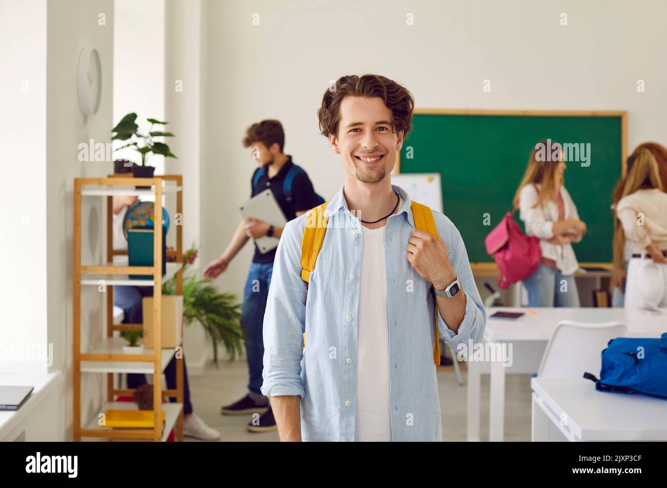 Ritratto di un felice liceo, college o studente universitario in classe Foto Stock