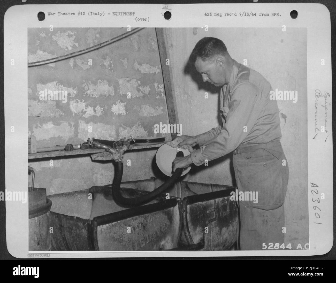 Rapporto fotografico dei dispositivi sanitari improvvisati. Unità acqua corrente calda e fredda per uso generale della cucina e per il lavaggio dei piatti dell'ufficiale; materiale: Questa unità è abbastanza elaborata e in molti altri teatri, i materiali sarebbero impossibili a. Foto Stock