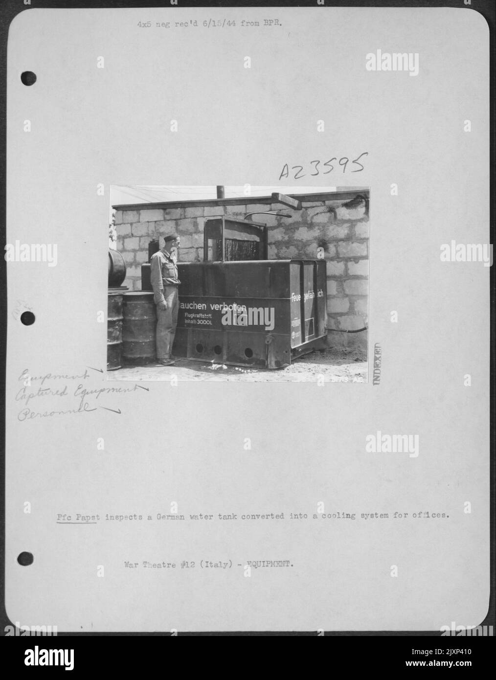 PFC Papst ispeziona un serbatoio d'acqua tedesco convertito in un sistema di raffreddamento per uffici. Foto Stock